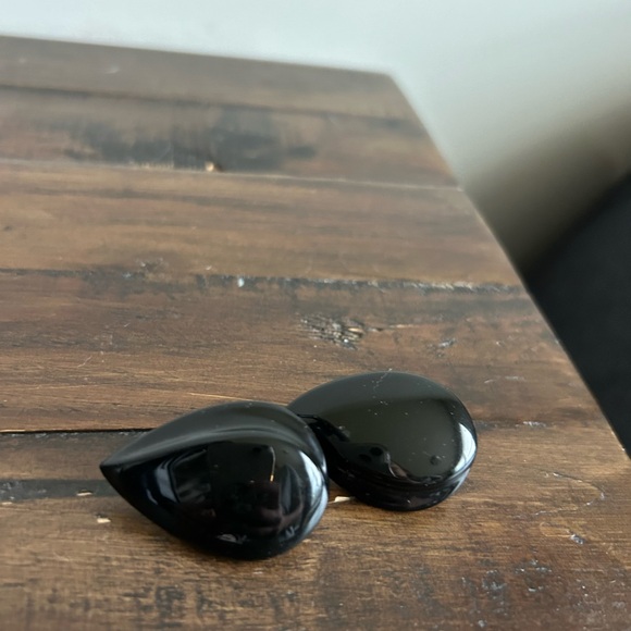 80’d Black Almond Shaped Acrylic Statement Clip Earrings - Picture 4 of 7